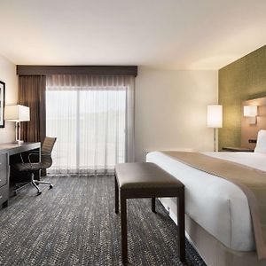 King Room Bath Tub Mobility Access or Non-Smoking